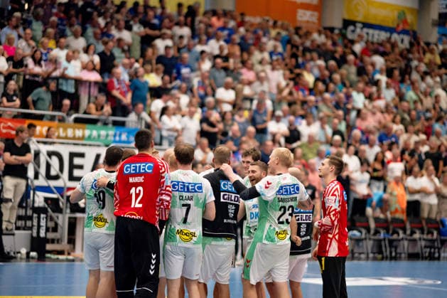 Decision based on video review: SC Magdeburg wins by the narrowest of margins, 30–31; celebration among the team; HBW Balingen Weilstetten vs. SC Magdeburg, GER, Opel 1 Handball Bundesliga, Championship, Matchday 3, 2026–2027 season, September 6, 2026, Eibner Press Photo: Andreas Ulmer, HBW Balingen Weilstetten vs. SC Magdeburg, GER, Opel 1 Handball Bundesliga, Championship, Matchday 3, 2026–2027 season, September 6, 2026, Balingen Copyright: xEibner-Pressefoto AndreasxUlmerx EP_AUR