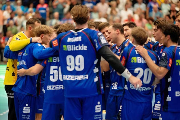 Decision based on video review: SC Magdeburg wins by the narrowest of margins, 30–31; joy for the SC Magdeburg team; frustration for the Balingen players; Tobias Heinzelmann (HBW Balingen Weilstetten), No. 28, addresses the dejected team; HBW Balingen Weilstetten vs. SC Magdeburg, GER, Opel 1 Handball Bundesliga, Championship, Matchday 3, 2026–2027 season, September 6, 2026, Eibner Press Photo: Andreas Ulmer, HBW Balingen Weilstetten vs. SC Magdeburg, GER, Opel 1 Handball Bundesliga, Championship, Matchday 3, 2026–2027 season, September 6, 2026, Balingen Copyright: xEibner-Pressefoto AndreasxUlmerx EP_AUR