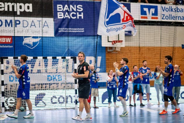 Matthias Flohr, coach of HBW Balingen Weilstetten, thanks the fans; the disappointment is palpable, HBW Balingen Weilstetten vs. SC Magdeburg, GER, Opel 1 Handball Bundesliga, Championship, Matchday 3, 2026–2027 Season, September 6, 2026, Eibner Press Photo: Andreas Ulmer, HBW Balingen Weilstetten vs. SC Magdeburg, GER, Opel 1 Handball Bundesliga, Championship, Matchday 3, 2026–2027 Season, September 6, 2026, Balingen Copyright: xEibner-Pressefoto AndreasxUlmerx EP_AUR