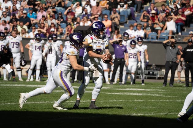 Germany, September 6, 2026, The AFLE Gold Bowl 2026: Panthers Wroclaw vs. Vienna Vikings, Schauinsland Reisen Arena, Duisburg, Germany—Vienna Vikings Ben Holmes hands the ball off to Vienna Vikings Karri Pajarinen, Duisburg, Germany Copyright: xMijoxLubecx