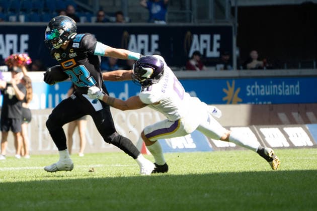 Germany, September 6, 2026, The AFLE Gold Bowl 2026: Panthers Wroclaw vs. Vienna Vikings, Schauinsland Reisen Arena, Duisburg; Panthers Wroclaw s Dawid Brzozowski outruns the Vienna Vikings Noel Swancar, Duisburg, Germany Copyright: xMijoxLubecx