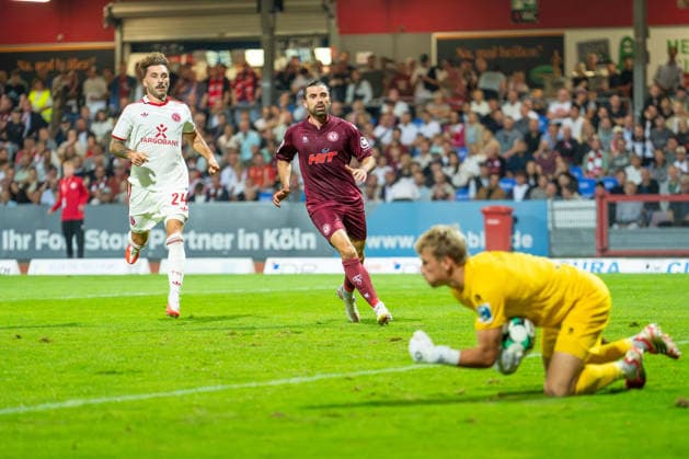 Fabian Schleusener of Fortuna Düsseldorf, 24, and David Al Azzawe of Fortuna Cologne, 15, come running after Lennart Winkler of Fortuna Cologne makes a save, 01 Fortuna Cologne vs. Fortuna Düsseldorf, Soccer, 3. Liga, Matchday 4, 2026–27 season, June 9, 2026, DFL regulations prohibit any use of photographs as image sequences and or quasi-video. Fortuna Cologne vs. Fortuna Düsseldorf, soccer, 3rd League, Matchday 4, 2026–27 season, September 6, 2026, Cologne Copyright: xEibner-Pressefoto LukasxBaldygax EP_LBA