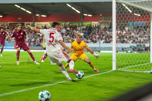 Yassine Bouchama, Fortuna Düsseldorf, 05, takes a shot near the sideline; Lennart Winkler, Fortuna Cologne, 01, spreads his arms. Fortuna Cologne vs. Fortuna Düsseldorf, soccer, 3rd League, Matchday 04, 2026–27 season, September 6, 2026; DFL regulations prohibit any use of photographs as image sequences and or quasi-video; Fortuna Cologne vs. Fortuna Düsseldorf, soccer, 3rd Division, Matchday 4, 2026–27 Season, September 6, 2026, Cologne Copyright: xEibner-Pressefoto LukasxBaldygax EP_LBA