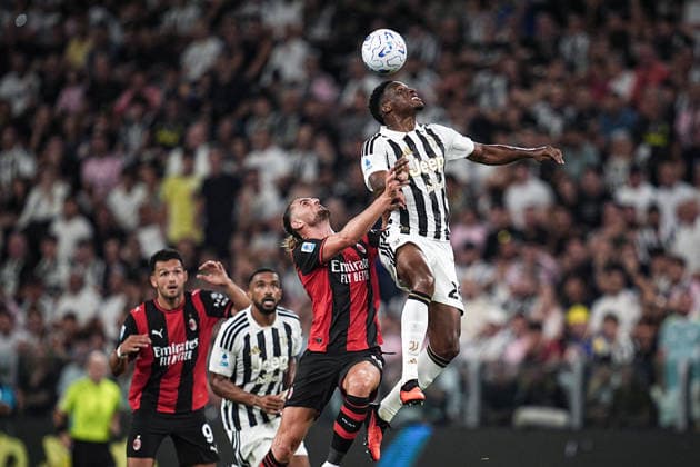 Sport Bilder des Tages Juventus s Guglielmo Vicario jumps for the ball with AC Milan s Adrien Rabiot during the Serie A soccer match between Juventus and Milan at the Allianz Stadium in Turin, north west Italy - Sunday, September 06, 2026. - Soccer .  Copyright: xMarcoxAlpozzi LaPressex