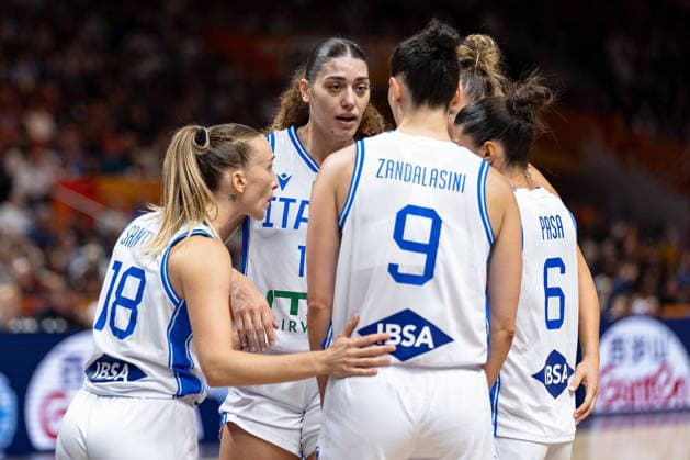 Italian team during a huddle: Mariella Santucci (Italy, 18), Cecilia Zandalasini (Italy, 09), Francesca Pasa (Italy, 06), GER, Italy vs. USA, basketball, 2026 FIBA Women’s World Cup, group stage, Matchday 2, September 6, 2026, GER, Italy vs. USA, Basketball, 2026 FIBA Women’s World Cup, Group Stage, Matchday 2, September 6, 2026, Berlin Copyright: xEibner-Pressefoto MaxxVincenx EP_MVN