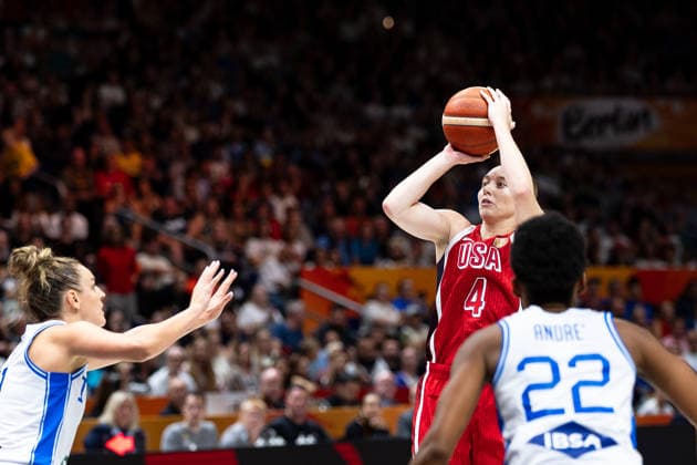 Paige Bueckers (USA), No. 4, shooting; Olbis Andre (Italy), No. 22; GER, Italy vs. USA, Basketball, 2026 FIBA Women’s World Cup, Group Stage, Matchday 2, September 6, 2026, GER, Italy vs. USA, Basketball, 2026 FIBA Women’s World Cup, Group Stage, Matchday 2, September 6, 2026, Berlin Copyright: xEibner-Pressefoto MaxxVincenx EP_MVN