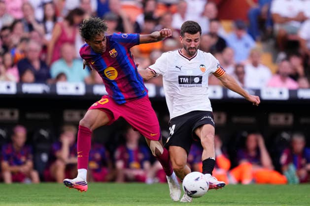 Valencia CF v FC Barcelona, Barca - LaLiga EA Sports 2026 27 Lamine Yamal right winger of Barcelona and Spain and Jose Gaya left-back of Valencia and Spain compete for the ball during the LaLiga EA Sports 2026 27 match between Valencia CF and FC Barcelona at Estadi de Mestalla on September 6, 2026 in Valencia, Spain. Valencia Spain  Copyright: xJosexBretonx originalFilename:bretonhernandez-valencia260906_npFfm.jpg
