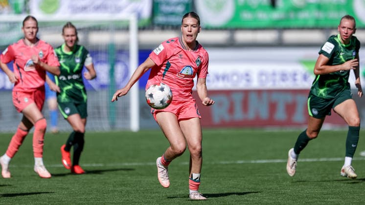 Juliane Wirtz (SV Werder Bremen, 28) am Ball, Einzelbild, Ganzkörper, Aktion, Action, Spielszene, DIE DFB-RICHTLINIEN UNTERSAGEN JEGLICHE NUTZUNG VON FOTOS ALS SEQUENZBILDER UND ODER VIDEOÄHNLICHE FOTOSTRECKEN. DFB REGULATIONS PROHIBIT ANY USE OF PHOTOGRAPHS AS IMAGE SEQUENCES AND OR QUASI-VIDEO., 06.09.2026, Wolfsburg (Deutschland), Fussball, Google Pixel Frauen-Bundesliga, VfL Wolfsburg - SV Werder Bremen *** Juliane Wirtz, SV Werder Bremen, 28, on the ball, single frame, full body, action, game scene, DFB REGULATIONS PROHIBIT ANY USE OF PHOTOGRAPHS AS SEQUENCE IMAGES AND OR VIDEO-LIKE PHOTO SERIES DFB REGULATIONS PROHIBIT ANY USE OF PHOTOGRAPHS AS IMAGE SEQU, September 6, 2026, Wolfsburg, Germany, Soccer, Google Pixel Women’s Bundesliga, VfL Wolfsburg vs. SV Werder Bremen xobx