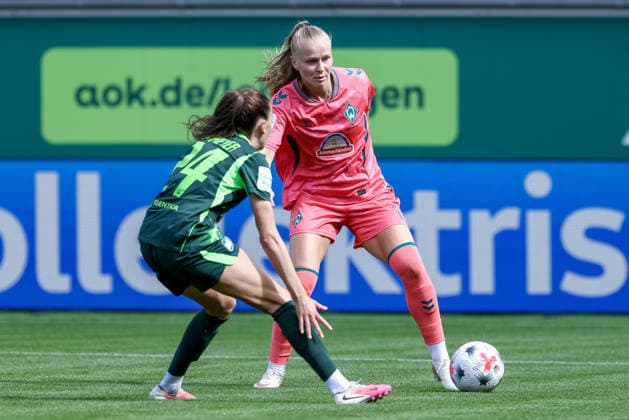 v.li.: Joelle Wedemeyer (VfL Wolfsburg, 24) und Isabella Jaron (SV Werder Bremen, 11) im Zweikampf, Duell, Dynamik, Aktion, Action, Spielszene, DIE DFB-RICHTLINIEN UNTERSAGEN JEGLICHE NUTZUNG VON FOTOS ALS SEQUENZBILDER UND ODER VIDEOÄHNLICHE FOTOSTRECKEN. DFB REGULATIONS PROHIBIT ANY USE OF PHOTOGRAPHS AS IMAGE SEQUENCES AND OR QUASI-VIDEO., 06.09.2026, Wolfsburg (Deutschland), Fussball, Google Pixel Frauen-Bundesliga, VfL Wolfsburg - SV Werder Bremen *** Joelle Wedemeyer (VfL Wolfsburg), 24, and Isabella Jaron (SV Werder Bremen), 11, in a one-on-one battle, duel, dynamic moment, action, game scene, DFB REGULATIONS PROHIBIT ANY USE OF PHOTOGRAPHS AS SEQUENCE IMAGES AND OR VIDEO-LIKE PHOTO STORIES DFB REGULATIONS PROHIBIT ANY USE OF PHOTOGRAPHS AS SEQUENCE, September 6, 2026, Wolfsburg, Germany, soccer, Google Pixel Women’s Bundesliga, VfL Wolfsburg vs. SV Werder Bremen xobx