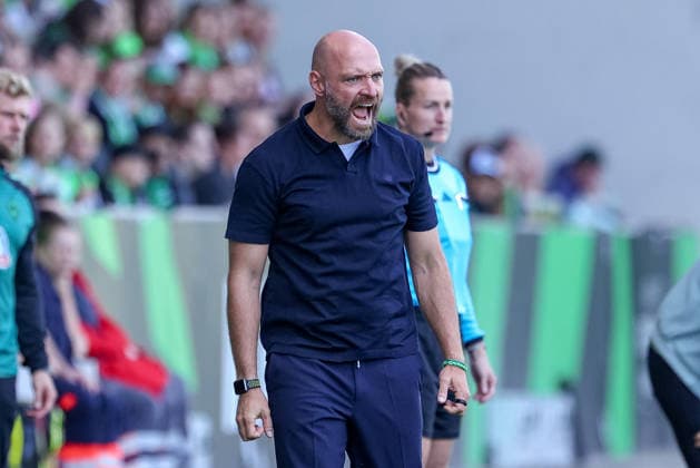 Stephan Lerch (Trainer, VfL Wolfsburg) ruft, brüllt, schreit, gibt Anweisungen, Portrait, Nahaufnahme, Einzelfoto, Einzelbild, DIE DFB-RICHTLINIEN UNTERSAGEN JEGLICHE NUTZUNG VON FOTOS ALS SEQUENZBILDER UND ODER VIDEOÄHNLICHE FOTOSTRECKEN. DFB REGULATIONS PROHIBIT ANY USE OF PHOTOGRAPHS AS IMAGE SEQUENCES AND OR QUASI-VIDEO., 06.09.2026, Wolfsburg (Deutschland), Fussball, Google Pixel Frauen-Bundesliga, VfL Wolfsburg - SV Werder Bremen *** Stephan Lerch, Coach, VfL Wolfsburg: calling out, yelling, shouting, giving instructions; portrait, close-up, single photo, still image, DFB REGULATIONS PROHIBIT ANY USE OF PHOTOGRAPHS AS SEQUENCE IMAGES AND OR VIDEO-LIKE PHOTO SERIES DFB REGULATIONS PROHIBIT ANY USE OF PHOTOGRAPHS AS IMAGE SEQUENCES AND OR QUASI-VIDEO, September 6, 2026, Wolfsburg, Germany, Soccer, Google Pixel Women’s Bundesliga, VfL Wolfsburg vs. SV Werder Bremen xobx