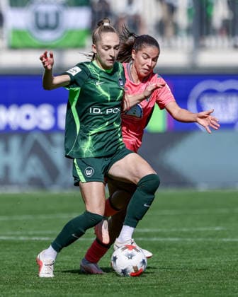 v.li.: Sophia Kleinherne (VfL Wolfsburg, 4) und Luna Vanzeir (SV Werder Bremen, 13) im Zweikampf, Duell, Dynamik, Aktion, Action, Spielszene, DIE DFB-RICHTLINIEN UNTERSAGEN JEGLICHE NUTZUNG VON FOTOS ALS SEQUENZBILDER UND ODER VIDEOÄHNLICHE FOTOSTRECKEN. DFB REGULATIONS PROHIBIT ANY USE OF PHOTOGRAPHS AS IMAGE SEQUENCES AND OR QUASI-VIDEO., 06.09.2026, Wolfsburg (Deutschland), Fussball, Google Pixel Frauen-Bundesliga, VfL Wolfsburg - SV Werder Bremen *** From left: Sophia Kleinherne (VfL Wolfsburg), 4, and Luna Vanzeir (SV Werder Bremen), 13, in a one-on-one battle, duel, dynamic moment, action, game scene, DFB REGULATIONS PROHIBIT ANY USE OF PHOTOGRAPHS AS SEQUENCE IMAGES AND OR VIDEO-LIKE PHOTO SERIES DFB REGULATIONS PROHIBIT ANY USE OF PHOTOGRAPHS AS IMAGE SEQU, 06 09 2026, Wolfsburg, Germany, Soccer, Google Pixel Women’s Bundesliga, VfL Wolfsburg vs. SV Werder Bremen xobx