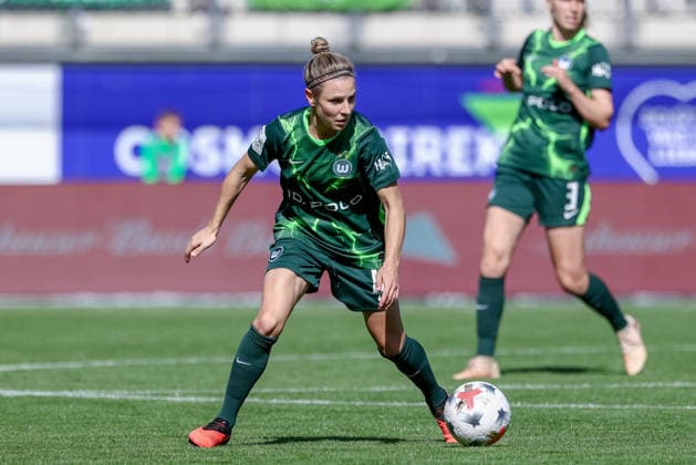Svenja Huth (VfL Wolfsburg, 10) am Ball, Einzelbild, Ganzkörper, Aktion, Action, Spielszene, DIE DFB-RICHTLINIEN UNTERSAGEN JEGLICHE NUTZUNG VON FOTOS ALS SEQUENZBILDER UND ODER VIDEOÄHNLICHE FOTOSTRECKEN. DFB REGULATIONS PROHIBIT ANY USE OF PHOTOGRAPHS AS IMAGE SEQUENCES AND OR QUASI-VIDEO., 06.09.2026, Wolfsburg (Deutschland), Fussball, Google Pixel Frauen-Bundesliga, VfL Wolfsburg - SV Werder Bremen *** Svenja Huth, VfL Wolfsburg, No. 10 with the ball, single frame, full body, action, game scene, DFB REGULATIONS PROHIBIT ANY USE OF PHOTOGRAPHS AS IMAGE SEQUENCES AND OR VIDEO-LIKE PHOTO SERIES DFB REGULATIONS PROHIBIT ANY USE OF PHOTOGRAPHS AS IMAGE SEQUENCES AND OR QUASI-VIDEO, September 6, 2026, Wolfsburg, Germany, Soccer, Google Pixel Women s Bundesliga, VfL Wolfsburg vs. SV Werder Bremen xobx