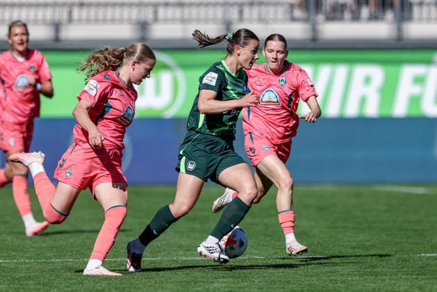 v.li.: Marie Gmeineder (SV Werder Bremen, 6), Katharina Piljic (VfL Wolfsburg, 17) und Sarah Ernst (SV Werder Bremen, 26) im Zweikampf, Duell, Dynamik, Aktion, Action, Spielszene, DIE DFB-RICHTLINIEN UNTERSAGEN JEGLICHE NUTZUNG VON FOTOS ALS SEQUENZBILDER UND ODER VIDEOÄHNLICHE FOTOSTRECKEN. DFB REGULATIONS PROHIBIT ANY USE OF PHOTOGRAPHS AS IMAGE SEQUENCES AND OR QUASI-VIDEO., 06.09.2026, Wolfsburg (Deutschland), Fussball, Google Pixel Frauen-Bundesliga, VfL Wolfsburg - SV Werder Bremen *** From left: Marie Gmeineder (SV Werder Bremen), 6; Katharina Piljic (VfL Wolfsburg), 17; and Sarah Ernst (SV Werder Bremen), 26, in a tackle, duel, dynamic moment, action, game scene, DFB REGULATIONS PROHIBIT ANY USE OF PHOTOGRAPHS AS SEQUENCE IMAGES AND OR VIDEO-LIKE PHOTO SERIES DFB REGULATIONS PROHIBIT ANY USE OF PHOTOGRAPHS AS SEQUENCE IMAGES, September 6, 2026, Wolfsburg, Germany, soccer, Google Pixel Women’s Bundesliga, VfL Wolfsburg vs. SV Werder Bremen xobx