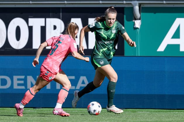 v.li.: Michelle Weiß (SV Werder Bremen, 15) und Mara Alber (VfL Wolfsburg, 18) im Zweikampf, Duell, Dynamik, Aktion, Action, Spielszene, DIE DFB-RICHTLINIEN UNTERSAGEN JEGLICHE NUTZUNG VON FOTOS ALS SEQUENZBILDER UND ODER VIDEOÄHNLICHE FOTOSTRECKEN. DFB REGULATIONS PROHIBIT ANY USE OF PHOTOGRAPHS AS IMAGE SEQUENCES AND OR QUASI-VIDEO., 06.09.2026, Wolfsburg (Deutschland), Fussball, Google Pixel Frauen-Bundesliga, VfL Wolfsburg - SV Werder Bremen *** From left: Michelle Weiß of SV Werder Bremen, 15, and Mara Alber of VfL Wolfsburg, 18, in a one-on-one battle, duel, dynamic moment, action, game scene, DFB REGULATIONS PROHIBIT ANY USE OF PHOTOGRAPHS AS SEQUENCE IMAGES AND OR VIDEO-LIKE PHOTO SERIES DFB REGULATIONS PROHIBIT ANY USE OF PHOTOGRAPHS AS IMAGE SEQUENCES AND OR QUASI-VIDEO, 06 09 2026, Wolfsburg, Germany, soccer, Google Pixel Women’s Bundesliga, VfL Wolfsburg vs. SV Werder Bremen xobx