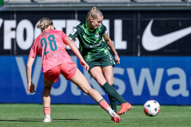 v.li.: Juliane Wirtz (SV Werder Bremen, 28) und Janina Minge (VfL Wolfsburg, 6) im Zweikampf, Duell, Dynamik, Aktion, Action, Spielszene, DIE DFB-RICHTLINIEN UNTERSAGEN JEGLICHE NUTZUNG VON FOTOS ALS SEQUENZBILDER UND ODER VIDEOÄHNLICHE FOTOSTRECKEN. DFB REGULATIONS PROHIBIT ANY USE OF PHOTOGRAPHS AS IMAGE SEQUENCES AND OR QUASI-VIDEO., 06.09.2026, Wolfsburg (Deutschland), Fussball, Google Pixel Frauen-Bundesliga, VfL Wolfsburg - SV Werder Bremen *** From left: Juliane Wirtz (SV Werder Bremen), 28, and Janina Minge (VfL Wolfsburg), 6, in a tackle, duel, dynamic moment, action, game scene, DFB REGULATIONS PROHIBIT ANY USE OF PHOTOGRAPHS AS IMAGE SEQUENCES AND OR VIDEO-LIKE PHOTO SERIES DFB REGULATIONS PROHIBIT ANY USE OF PHOTOGRAPHS AS IMAGE SEQUENCES AND OR QUASI-VIDEO, September 6, 2026, Wolfsburg, Germany, soccer, Google Pixel Women’s Bundesliga, VfL Wolfsburg vs. SV Werder Bremen xobx