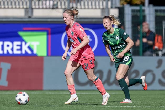v.li.: Elena Dhont (SV Werder Bremen, 31) und Sarai Linder (VfL Wolfsburg, 39) im Zweikampf, Duell, Dynamik, Aktion, Action, Spielszene, DIE DFB-RICHTLINIEN UNTERSAGEN JEGLICHE NUTZUNG VON FOTOS ALS SEQUENZBILDER UND ODER VIDEOÄHNLICHE FOTOSTRECKEN. DFB REGULATIONS PROHIBIT ANY USE OF PHOTOGRAPHS AS IMAGE SEQUENCES AND OR QUASI-VIDEO., 06.09.2026, Wolfsburg (Deutschland), Fussball, Google Pixel Frauen-Bundesliga, VfL Wolfsburg - SV Werder Bremen *** From left: Elena Dhont (SV Werder Bremen), 31, and Sarai Linder (VfL Wolfsburg), 39, in a one-on-one battle, duel, dynamic moment, action, game scene, DFB REGULATIONS PROHIBIT ANY USE OF PHOTOGRAPHS AS SEQUENCE IMAGES AND OR VIDEO-LIKE PHOTO SERIES DFB REGULATIONS PROHIBIT ANY USE OF PHOTOGRAPHS AS IMAGE SEQUENCES AND OR QUASI-VIDEO, September 6, 2026, Wolfsburg, Germany, Soccer, Google Pixel Women’s Bundesliga, VfL Wolfsburg vs. SV Werder Bremen xobx