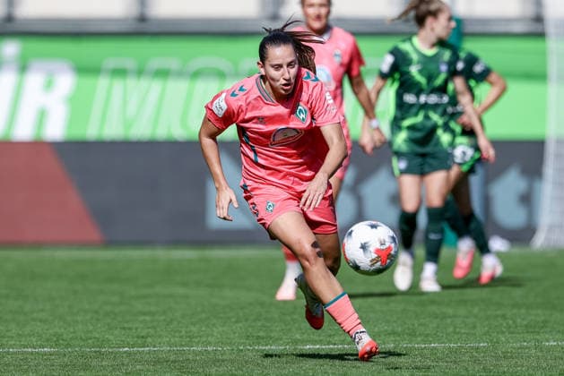 Wiktoria Zieniewicz (SV Werder Bremen, 3) am Ball, Einzelbild, Ganzkörper, Aktion, Action, Spielszene, DIE DFB-RICHTLINIEN UNTERSAGEN JEGLICHE NUTZUNG VON FOTOS ALS SEQUENZBILDER UND ODER VIDEOÄHNLICHE FOTOSTRECKEN. DFB REGULATIONS PROHIBIT ANY USE OF PHOTOGRAPHS AS IMAGE SEQUENCES AND OR QUASI-VIDEO., 06.09.2026, Wolfsburg (Deutschland), Fussball, Google Pixel Frauen-Bundesliga, VfL Wolfsburg - SV Werder Bremen *** Wiktoria Zieniewicz, SV Werder Bremen, No. 3 with the ball, single frame, full body, action, game scene, DFB REGULATIONS PROHIBIT ANY USE OF PHOTOGRAPHS AS SEQUENCE IMAGES AND OR VIDEO-LIKE PHOTO SERIES DFB REGULATIONS PROHIBIT ANY USE OF PHOTOGRAPHS AS IMAGE SEQU, September 6, 2026, Wolfsburg, Germany, Soccer, Google Pixel Women’s Bundesliga, VfL Wolfsburg vs. SV Werder Bremen xobx