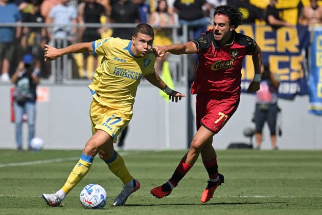 SOCCER - Serie A - Frosinone Calcio vs. Venezia FC Photo by IPA ABACAPRESS.COM88204347 - Giorgi Kvernadze of Frosinone and Kike Perez of Venezia during the 2026–2027 Serie A match between Frosinone and Venezia at Benito Stirpe Stadium in Frosinone, Italy, on September 6, 2026. Mattia Vian Frosinone Italy  Copyright: xIPAxSport ABACAx