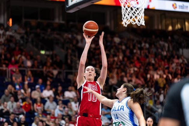 Breanna Stewart (USA), No. 10 shooting, Sara Madera (Italy), No. 14, GER, Italy vs. USA, Basketball, 2026 FIBA Women s World Cup, Group Stage, Matchday 2, September 6, 2026, GER, Italy vs. USA, Basketball, 2026 FIBA Women’s World Cup, Group Stage, Matchday 2, September 6, 2026, Berlin Copyright: xEibner-Pressefoto MaxxVincenx EP_MVN