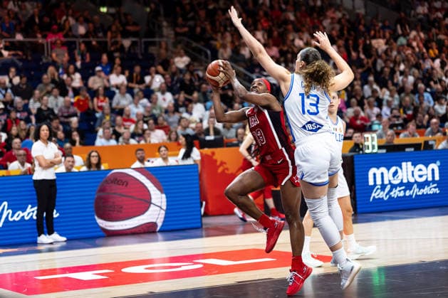 Jackie Young (USA), 13, shooting; Lorela Cubaj (Italy), 13, GER, Italy vs. USA, Basketball, 2026 FIBA Women’s World Cup, Group Stage, Matchday 2, September 6, 2026, GER, Italy vs. USA, Basketball, 2026 FIBA Women’s World Cup, Group Stage, Matchday 2, September 6, 2026, Berlin Copyright: xEibner-Pressefoto MaxxVincenx EP_MVN