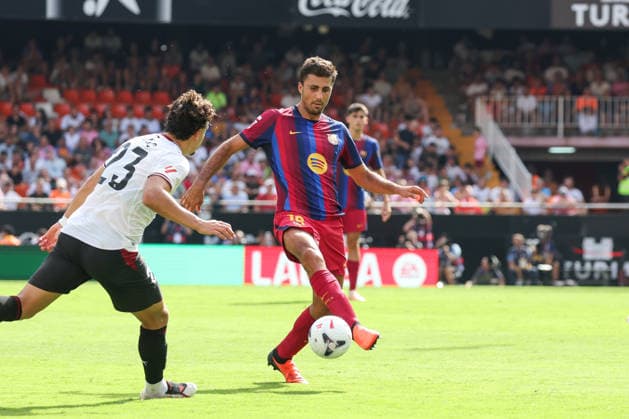 Spain - LaLiga EA - Valencia CF vs FC Barcelona, Barca - 06 09 2026 SPAIN, VALENCIA, SEPTEMBER 06. Rodri of FC Barcelona is challenged by Filip Ugrinic of Valencia during the LaLiga EA Sports football match between Valencia CF and FC Barcelona on September 06, 2026 at Estadio Mestalla in Valencia, Spain. Photo by Manuel Blondeau AOP.Press Valencia Estadio Mestalla Valencian Community Spain Copyright: x ManuelxBlondeau AOP.Pressx AOP20260906-022