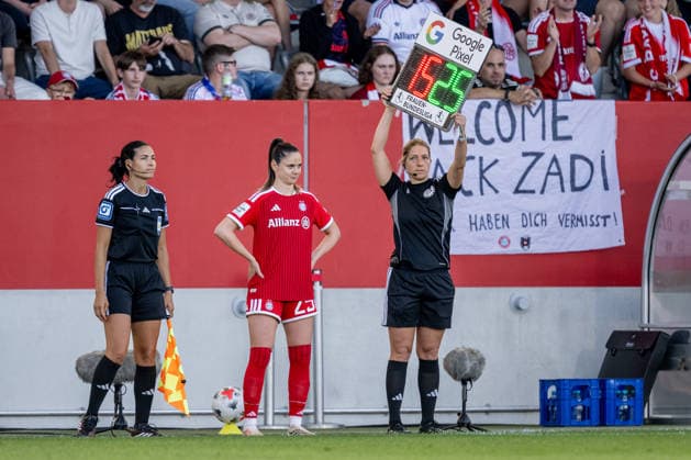 Sarah Zadrazil (FC Bayern Muenchen Frauen, 25) freut sich auf ihre Einwechslung und ihr Comeback nach Kreuzbandriss, Karoline Wacker (4. Offizielle) haelt die Tafel fuer den Wechsel hoch, im Hintergrund ein Banner Transparent der Fans mit der Aufschrift Welcome Back Zadi - wir haben dich vermisst GER, FC Bayern Muenchen Frauen vs. SC Freiburg, Fussball, Google Pixel Frauen-Bundesliga, 3. Spieltag, Saison 2026 2027, 06.09.2026 (DFL DFB REGULATIONS PROHIBIT ANY USE OF PHOTOGRAPHS as IMAGE SEQUENCES and or QUASI-VIDEO). Foto: HMB Media Heike Feiner *** Sarah Zadrazil, FC Bayern Munich Women, 25, looks forward to coming off the bench and making her comeback after a cruciate ligament tear; Karoline Wacker, No. 4, holds up the substitution board; in the background, a fan banner reads Welcome Back Zadi, we missed you (GER), FC Bayern Munich Women vs. SC Freiburg, Soccer, Google Pixel Women’s Bundesliga, Matchday 3, 2026–2027 Season, September 6, 2026. DFL and DFB regulations prohibit any use of photographs as image sequences and or quasi-video. Photo: HMB Media, Heike Feiner Copyright: HMBxMedia HeikexFeiner