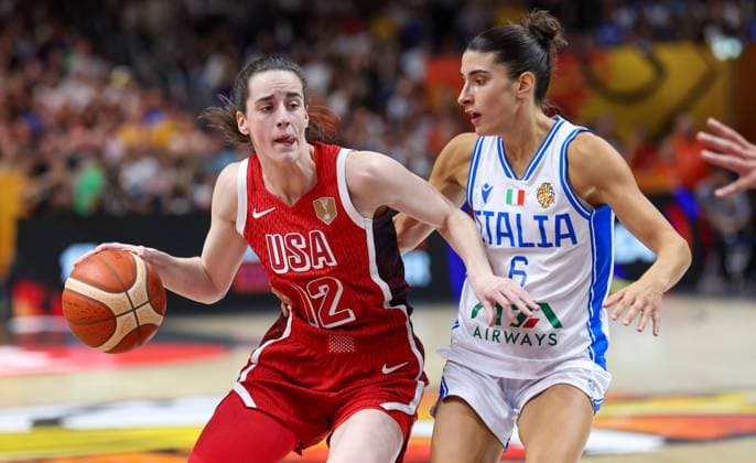 USA™ Caitlin Clark and Italy™ Francesca Pasa fight for the ball during a game between The United States and Italy in the group phase at the FIBA Women s Basketball World Cup, on Sunday 6 September 2026, in Berlin, Germany. The FIBA Women s Basketball World Cup takes place in Berlin from 4 to 23 September 2026. VIRGINIExLEFOUR  x185482511x