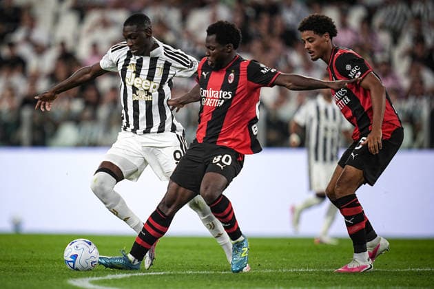 Juventus s Randal Kolo Muani fights for the ball with AC Milan s Yunus Musah during the Serie A soccer match between Juventus and Milan at the Allianz Stadium in Turin, north west Italy - Sunday, September 06, 2026. - Soccer .  Copyright: xMarcoxAlpozzi LaPressex