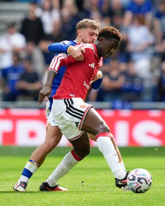 Everton v Manchester United, ManU Premier League Kiernan Dewsbury-Hall of Everton FC competes for the ball with Kobbie Mainoo of Manchester United during the Everton v Manchester United Premier League match at the Hill Dickinson Stadium, Liverpool, England on 6 September 2026 Credit: Steve Flynn Every Second Media Editorial use only. All images are copyright Every Second Media Limited. No images may be reproduced without prior permission. All rights reserved. Premier League and Football League images are subject to licensing agreements with Football DataCo Limited. see https: www.football-dataco.com Copyright: xIMAGO EveryxSecondxMediax ESM-2142-0176 StevexFlynnx xEveryxSecondxMediax
