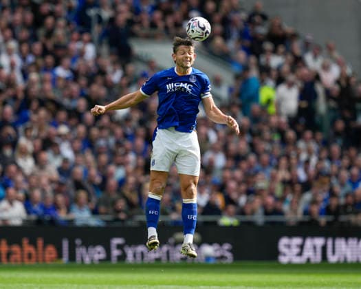 Everton v Manchester United, ManU Premier League James Tarkowski of Everton FC heads the ball clear during the Everton v Manchester United Premier League match at the Hill Dickinson Stadium, Liverpool, England on 6 September 2026 Credit: Steve Flynn Every Second Media Editorial use only. All images are copyright Every Second Media Limited. No images may be reproduced without prior permission. All rights reserved. Premier League and Football League images are subject to licensing agreements with Football DataCo Limited. see https: www.football-dataco.com Copyright: xIMAGO EveryxSecondxMediax ESM-2142-0178 StevexFlynnx xEveryxSecondxMediax