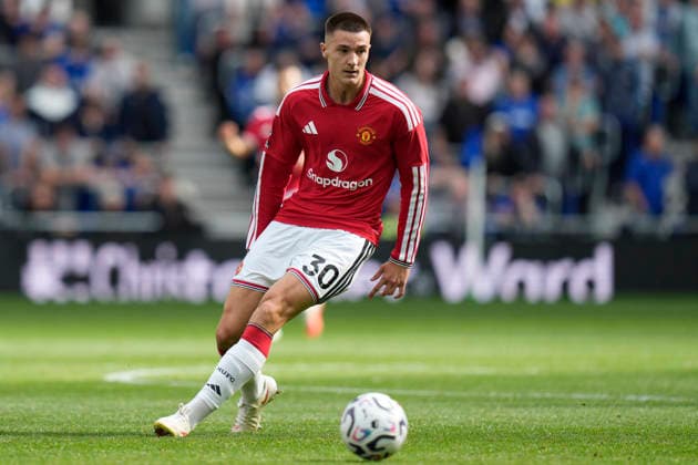 Everton v Manchester United, ManU Premier League Benjamin Sesko of Manchester United runs with the ball during the Everton v Manchester United Premier League match at the Hill Dickinson Stadium, Liverpool, England on 6 September 2026 Credit: Steve Flynn Every Second Media Editorial use only. All images are copyright Every Second Media Limited. No images may be reproduced without prior permission. All rights reserved. Premier League and Football League images are subject to licensing agreements with Football DataCo Limited. see https: www.football-dataco.com Copyright: xIMAGO EveryxSecondxMediax ESM-2142-0202 StevexFlynnx xEveryxSecondxMediax