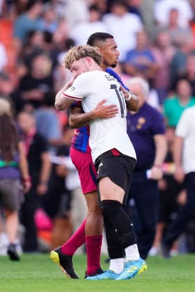 Valencia CF v FC Barcelona, Barca - LaLiga EA Sports 2026 27 Gabriel Jesus centre-forward of Barcelona and Brasil and Harvey Elliott attacking midfield of Valencia and England greets after the LaLiga EA Sports 2026 27 match between Valencia CF and FC Barcelona at Estadi de Mestalla on September 6, 2026 in Valencia, Spain. Valencia Spain  Copyright: xJosexBretonx originalFilename:bretonhernandez-valencia260906_npey0.jpg