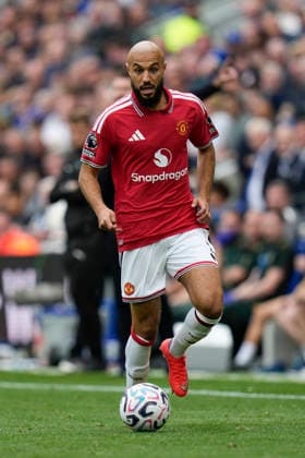 Everton v Manchester United, ManU Premier League Noussair Mazraoui of Manchester United runs with the ball during the Everton v Manchester United Premier League match at the Hill Dickinson Stadium, Liverpool, England on 6 September 2026 Credit: Steve Flynn Every Second Media Editorial use only. All images are copyright Every Second Media Limited. No images may be reproduced without prior permission. All rights reserved. Premier League and Football League images are subject to licensing agreements with Football DataCo Limited. see https: www.football-dataco.com Copyright: xIMAGO EveryxSecondxMediax ESM-2142-0210 StevexFlynnx xEveryxSecondxMediax