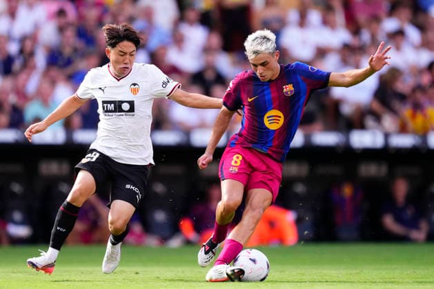 Valencia CF v FC Barcelona, Barca - LaLiga EA Sports 2026 27 Ryunosuke Sato left winger of Valencia and Japan and Pedri central midfield of Barcelona and Spain compete for the ball during the LaLiga EA Sports 2026 27 match between Valencia CF and FC Barcelona at Estadi de Mestalla on September 6, 2026 in Valencia, Spain. Valencia Spain  Copyright: xJosexBretonx originalFilename:bretonhernandez-valencia260906_npRxy.jpg