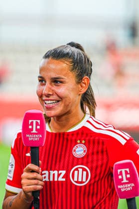 06.09.2026, München, Deutschland. Google Pixel Frauen-Bundesliga: FC Bayern München Frauen gegen SC Freiburg Frauen am FC Bayern Campus. Lena Oberdorf (FC Bayern Frauen) im Interview. *** September 6, 2026, Munich, Germany Google Pixel Women s Bundesliga: FC Bayern Munich Women vs. SC Freiburg Women at the FC Bayern Campus; Lena Oberdorf; Interview with the FC Bayern Women s Team