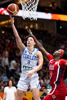 Cecilia Zandalasini (Italy), No. 09, making a layup; Kahleah Copper (USA), No. 07; GER; Italy vs. USA; Basketball; FIBA Women’s World Cup 2026; Group Stage; Matchday 2; September 6, 2026, GER, Italy vs. USA, Basketball, 2026 FIBA Women’s World Cup, Group Stage, Match Day 2, September 6, 2026, Berlin Copyright: xEibner-Pressefoto MaxxVincenx EP_MVN