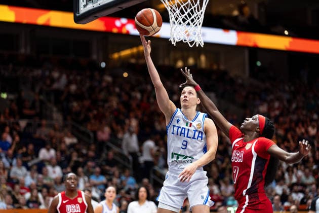 Cecilia Zandalasini (Italy), No. 09, making a layup; Kahleah Copper (USA), No. 07; GER; Italy vs. USA; Basketball; FIBA Women’s World Cup 2026; Group Stage; Matchday 2; September 6, 2026, GER, Italy vs. USA, Basketball, 2026 FIBA Women’s World Cup, Group Stage, Match Day 2, September 6, 2026, Berlin Copyright: xEibner-Pressefoto MaxxVincenx EP_MVN