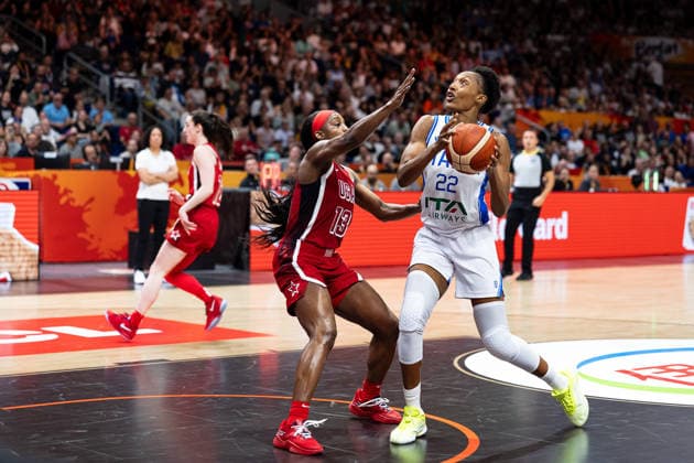 Olbis Andre (Italy), 22, with the ball; Jackie Young (USA), 13; GER; Italy vs. USA; Basketball; FIBA Women’s World Cup 2026; Group Stage; Matchday 2; September 6, 2026, GER, Italy vs. USA, Basketball, 2026 FIBA Women’s World Cup, Group Stage, Matchday 2, September 6, 2026, Berlin Copyright: xEibner-Pressefoto MaxxVincenx EP_MVN