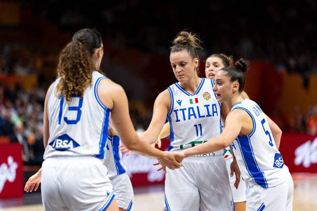 Italian team during a huddle: Lorela Cubaj (Italy), 13; Francesca Pan (Italy), 11; Matilde Villa (Italy), 05; GER, Italy vs. USA, Basketball, 2026 FIBA Women’s World Cup, Group Stage, Matchday 2, September 6, 2026, GER, Italy vs. USA, basketball, 2026 FIBA Women’s World Cup, group stage, Matchday 2, September 6, 2026, Berlin Copyright: xEibner-Pressefoto MaxxVincenx EP_MVN