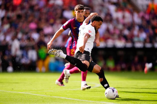 Valencia CF v FC Barcelona, Barca - LaLiga EA Sports 2026 27 Arnaut Danjuma left winger of Valencia and Netherlands shooting to goal during the LaLiga EA Sports 2026 27 match between Valencia CF and FC Barcelona at Estadi de Mestalla on September 6, 2026 in Valencia, Spain. Valencia Spain  Copyright: xJosexBretonx originalFilename:bretonhernandez-valencia260906_npnKk.jpg
