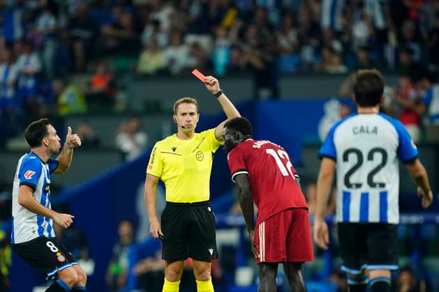 ESP: RCD Espanyol - Sevilla FC. La Liga EA Sports. Matchday 4 The referee shows red card to Arouna Sangante of Sevilla FC during the La Liga EA Sports match between RCD Espanyol and Sevilla FC played at RCDE Stadium on 6 Sep, 2026 in Barcelona, Spain. kpng Copyright: xSergioxRuizx xPRESSINPHOTOx PS_2627_ESP_SEV_033