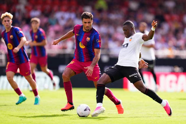 Valencia CF v FC Barcelona, Barca - LaLiga EA Sports 2026 27 Aliou Dieng defensive midfield of Valencia and Mali and Rodri Hernandez defensive midfield of Barcelona and Spain compete for the ball during the LaLiga EA Sports 2026 27 match between Valencia CF and FC Barcelona at Estadi de Mestalla on September 6, 2026 in Valencia, Spain. Valencia Spain  Copyright: xJosexBretonx originalFilename:bretonhernandez-valencia260906_npfkA.jpg