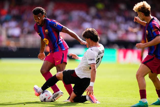 Valencia CF v FC Barcelona, Barca - LaLiga EA Sports 2026 27 Jules Kounde centre-back of Barcelona and France and Jesus Vazquez left-back of Valencia and Spain compete for the ball during the LaLiga EA Sports 2026 27 match between Valencia CF and FC Barcelona at Estadi de Mestalla on September 6, 2026 in Valencia, Spain. Valencia Spain  Copyright: xJosexBretonx originalFilename:bretonhernandez-valencia260906_npUap.jpg