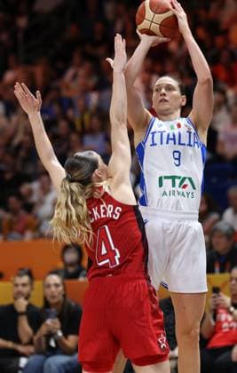 USA™ Paige Bueckers and Italy™ Cecilia Zandalasini fight for the ball during a game between The United States and Italy in the group phase at the FIBA Women s Basketball World Cup, on Sunday 6 September 2026, in Berlin, Germany. The FIBA Women s Basketball World Cup takes place in Berlin from 4 to 23 September 2026. VIRGINIExLEFOUR  x185492352x