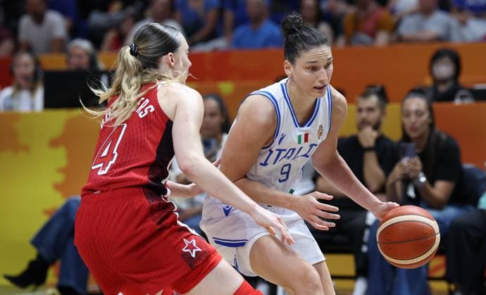 USA™ Paige Bueckers and Italy™ Cecilia Zandalasini fight for the ball during a game between The United States and Italy in the group phase at the FIBA Women s Basketball World Cup, on Sunday 6 September 2026, in Berlin, Germany. The FIBA Women s Basketball World Cup takes place in Berlin from 4 to 23 September 2026. VIRGINIExLEFOUR  x185492343x