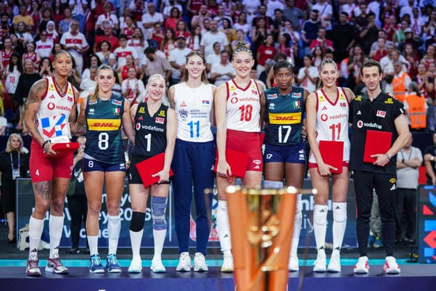 Turkiye retain European women s volleyball title with 3-2 win over Italy ISTANBUL, TURKIYE - SEPTEMBER 6: Turkiye’s Melissa Vargas (L), Gizem Orge (3rd L), Zehra Gunes (4th R) and Derya Cebecioglu (2nd R), Italy’s Alessia Orro (2nd L) and Myriam Sylla (3rd R), Serbia’s Hena Kurtagic (4th L), and Turkiye head coach Daniele Santarelli (R), pose during the award ceremony after Turkiye defeated Italy 3-2 to win the final of the 2026 CEV Women’s European Volleyball Championship at Sinan Erdem Sports Hall in Istanbul, Turkiye, on September 6, 2026. Cemal Yurttas Anadolu Istanbul Turkey. Editorial use only. Please get in touch for any other usage. Copyright: x2026xAnadoluxCemalxYurttasx