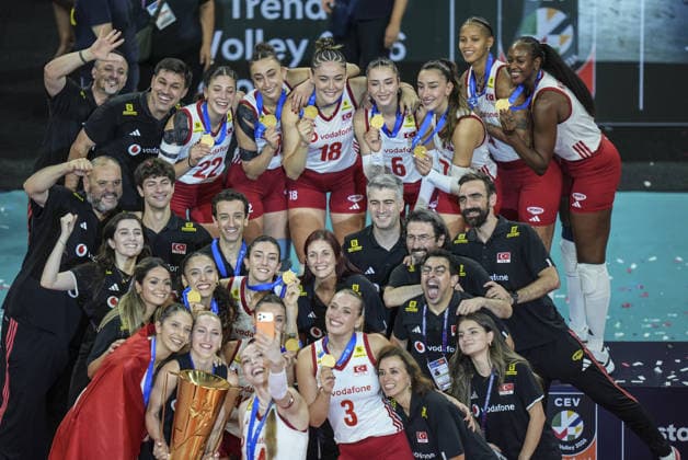 Turkiye retain European women s volleyball title with 3-2 win over Italy ISTANBUL, TURKIYE - SEPTEMBER 6: Players of the Turkish National Women’s Volleyball Team celebrate after defeating Italy 3-2 in the final to win the 2026 CEV Women’s European Volleyball Championship at Sinan Erdem Sports Hall in Istanbul, Turkiye, on September 6, 2026. Agit Erdi Ulukaya Anadolu Istanbul Turkey. Editorial use only. Please get in touch for any other usage.  Copyright: x2026xAnadoluxAgitxErdixUlukayax