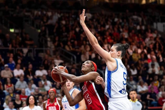 Angel Reese (USA), No. 15, making a layup; Cecilia Zandalasini (Italy), No. 09; GER, Italy vs. USA, Basketball, 2026 FIBA Women’s World Cup, Group Stage, Matchday 2, September 6, 2026, GER, Italy vs. USA, Basketball, 2026 FIBA Women’s World Cup, Group Stage, Matchday 2, September 6, 2026, Berlin Copyright: xEibner-Pressefoto MaxxVincenx EP_MVN