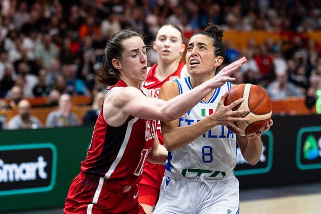 Costanza Verona, Italy, No. 8, in a one-on-one matchup with Caitlin Clark, USA, No. 12, GER, Italy vs. USA, Basketball, 2026 FIBA Women’s World Cup, Group Stage, Matchday 2, September 6, 2026, GER, Italy vs. USA, Basketball, 2026 FIBA Women’s World Cup, Group Stage, Matchday 2, September 6, 2026, Berlin Copyright: xEibner-Pressefoto MaxxVincenx EP_MVN