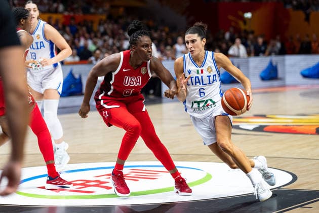 Francesca Pasa (Italy), No. 6, dribbling past Chelsea Gray (USA), No. 8, GER, Italy vs. USA, Basketball, 2026 FIBA Women’s World Cup, Group Stage, Matchday 2, September 6, 2026, GER, Italy vs. USA, Basketball, 2026 FIBA Women’s World Cup, Group Stage, Matchday 2, September 6, 2026, Berlin Copyright: xEibner-Pressefoto MaxxVincenx EP_MVN